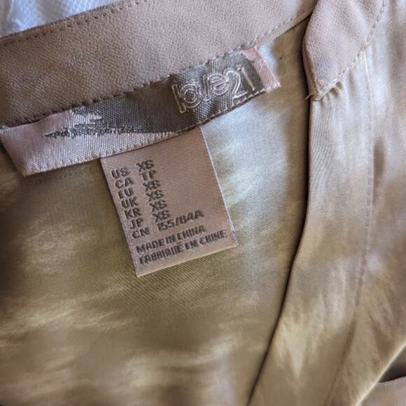 Love 21 Silky Watercolor Tan Button Down Blouse sz XS - Picture 6 of 7